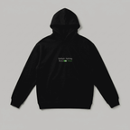 Siyah renkli, Oeko-Tex sertifikalı kalın polar yetişkin kapüşonlu sweatshirt. Göğüs kısmında yeşil butonlu "Default Setting: Busy / Tired" nakışı bulunur. İçi şardonludur; sıcak tutar, rüzgarı keser ve terletmez. Kanguru cepli tasarımı ve birinci sınıf Alman nakış işçiliğiyle üretilmiş, babalar için mizahi ve premium kışlık sweatshirt.