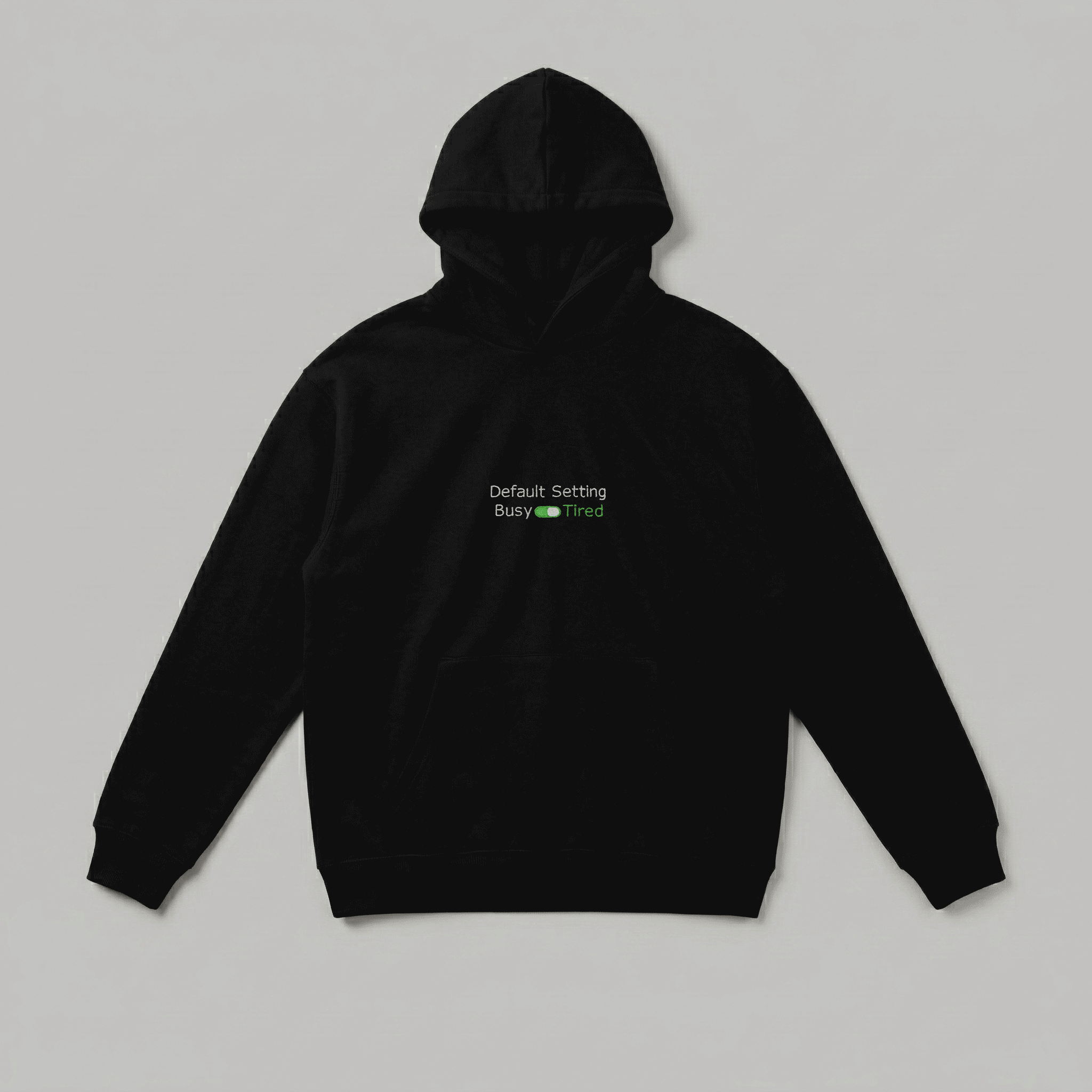 Siyah renkli, Oeko-Tex sertifikalı kalın polar yetişkin kapüşonlu sweatshirt. Göğüs kısmında yeşil butonlu "Default Setting: Busy / Tired" nakışı bulunur. İçi şardonludur; sıcak tutar, rüzgarı keser ve terletmez. Kanguru cepli tasarımı ve birinci sınıf Alman nakış işçiliğiyle üretilmiş, babalar için mizahi ve premium kışlık sweatshirt.