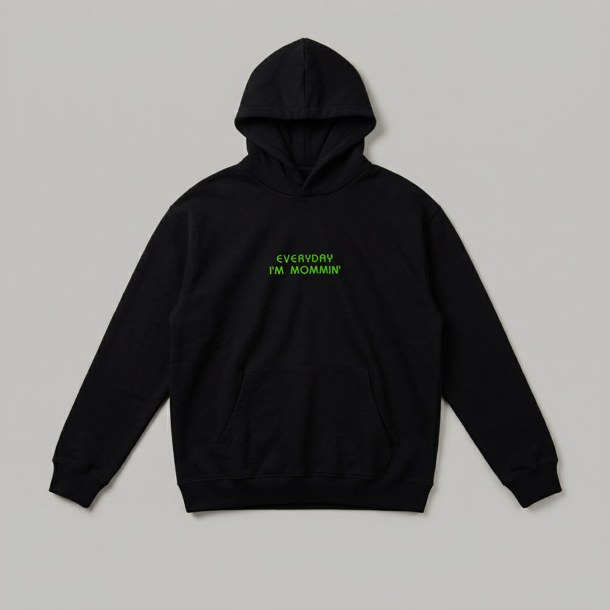 Göğüs kısmında neon yeşil renkli "everyday i'm mommin'" yazısı bulunan siyah renkli yetişkin kapüşonlu sweatshirt. Yüksek kalite Alman nakış işçiliği ile işlenmiştir. Oeko-Tex sertifikalı kalın gramajlı (heavyweight) ve pürüzsüz dokulu kumaşı, soğuk havalarda ısı yalıtımı sağlarken cilde nefes aldırır. Fermuar veya düğme içermeyen tasarımı, geniş kanguru cebi ve dayanıklı manşetleriyle anneler için günlük kullanıma uygun, uzun ömürlü premium kışlık giyim.