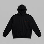 Siyah renkli, Oeko-Tex sertifikalı kalın polar yetişkin kapüşonlu sweatshirt. Sol göğüs kısmında turuncu renkli el yazısı fontuyla işlenmiş minimal "Father Figure" nakışı yer alır. İçi şardonlu dokusu kışın sıcak tutar, rüzgarı keser ve terletmez. Fermuarsız tasarımı, kanguru cebi ve yüksek kalite Alman işçiliğiyle üretilmiş premium kışlık erkek sweatshirt tasarımı.