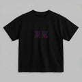Siyah renkli, %100 pamuklu Oeko-Tex sertifikalı oversize çocuk t-shirt modeli. Göğüs kısmında mor ve pembe iplik geçişleriyle işlenmiş "HALF WILD HALF CHILD" yazılı eğlenceli nakış detayı bulunur. Birinci sınıf Alman nakış ipliği kullanılarak yüksek kalite standartlarında işlenmiştir. Tok duran heavyweight kumaşı, nefes alan ve terletmeyen dokusuyla her mevsim rahatlık sağlayan, havalı ve premium çocuk t-shirt tasarımı.