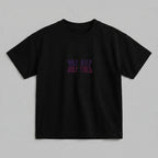 Siyah renkli, %100 pamuklu Oeko-Tex sertifikalı oversize çocuk t-shirt modeli. Göğüs kısmında mor ve pembe iplik geçişleriyle işlenmiş "HALF WILD HALF CHILD" yazılı eğlenceli nakış detayı bulunur. Birinci sınıf Alman nakış ipliği kullanılarak yüksek kalite standartlarında işlenmiştir. Tok duran heavyweight kumaşı, nefes alan ve terletmeyen dokusuyla her mevsim rahatlık sağlayan, havalı ve premium çocuk t-shirt tasarımı.