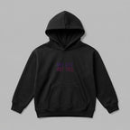Siyah renkli, Oeko-Tex sertifikalı kalın polar çocuk kapüşonlu sweatshirt. Göğüs kısmında mor ve pembe iplik geçişleriyle işlenmiş "HALF WILD HALF CHILD" yazılı eğlenceli nakış detayı bulunur. İçi şardonlu dokusu çocukları kışın sıcak tutarken nefes alan yapısıyla terletmez. Fermuarsız tasarımı, kanguru cebi ve birinci sınıf Alman nakış ipliği kullanılarak yüksek kalite standartlarında işlenmiş, konforlu ve havalı premium çocuk kışlık giyim parçası.