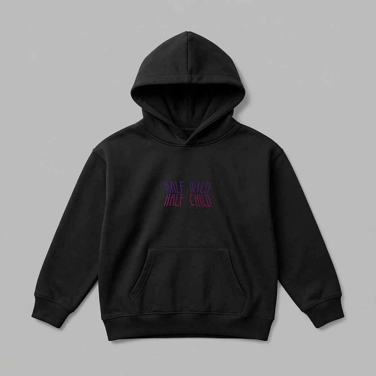 Siyah renkli, Oeko-Tex sertifikalı kalın polar çocuk kapüşonlu sweatshirt. Göğüs kısmında mor ve pembe iplik geçişleriyle işlenmiş "HALF WILD HALF CHILD" yazılı eğlenceli nakış detayı bulunur. İçi şardonlu dokusu çocukları kışın sıcak tutarken nefes alan yapısıyla terletmez. Fermuarsız tasarımı, kanguru cebi ve birinci sınıf Alman nakış ipliği kullanılarak yüksek kalite standartlarında işlenmiş, konforlu ve havalı premium çocuk kışlık giyim parçası.