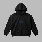 Evin sıcaklığını yansıtan mavi renkli "Home is where mom is" yazısı ve zarif nakış işçiliği ile öne çıkan siyah renkli çocuk kapüşonlu sweatshirt. 2-7 yaş çocukların kış gardırobu için tasarlanmış bu premium model, içi kalın şardonlu polar kumaşı sayesinde rüzgarı keser ve terletmeden ısıtır. Oeko-Tex sertifikalı güvenilir dokusu, rahat kullanımlı kanguru cebi ve esnek ribana manşetleriyle çocuklara gün boyu konfor sağlayan, şık ve yıpranmaya dayanıklı kışlık giyim.