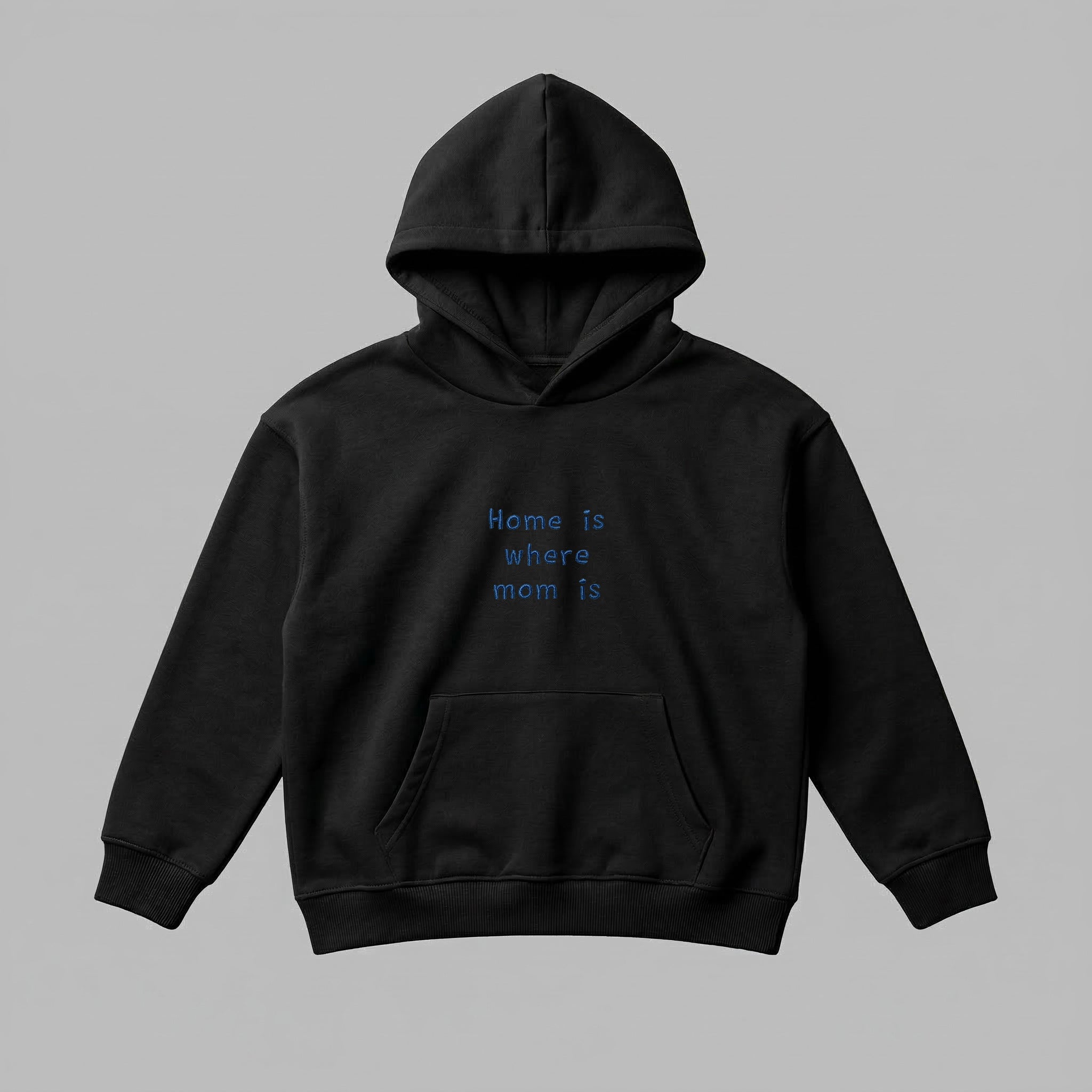 Evin sıcaklığını yansıtan mavi renkli "Home is where mom is" yazısı ve zarif nakış işçiliği ile öne çıkan siyah renkli çocuk kapüşonlu sweatshirt. 2-7 yaş çocukların kış gardırobu için tasarlanmış bu premium model, içi kalın şardonlu polar kumaşı sayesinde rüzgarı keser ve terletmeden ısıtır. Oeko-Tex sertifikalı güvenilir dokusu, rahat kullanımlı kanguru cebi ve esnek ribana manşetleriyle çocuklara gün boyu konfor sağlayan, şık ve yıpranmaya dayanıklı kışlık giyim.