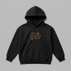 Miniklerin stiline özgüven katan, siyah renkli dökümlü oversize çocuk kapüşonlu sweatshirt. Üzerinde premium Alman nakış kalitesiyle işlenmiş 'I AM A STAR BECAUSE I JUST AM' yazısı ve yıldız figürleri bulunur. Oeko-Tex belgeli %100 pamuklu kalın kumaş yapısı formunu uzun süre korurken, iç yüzeyindeki yumuşaklık teni nazikçe sarar. Rahat kapüşonu ve kanguru cebiyle soğuk havalarda çocukların vazgeçilmez, şık ve dayanıklı günlük kıyafeti olacaktır.