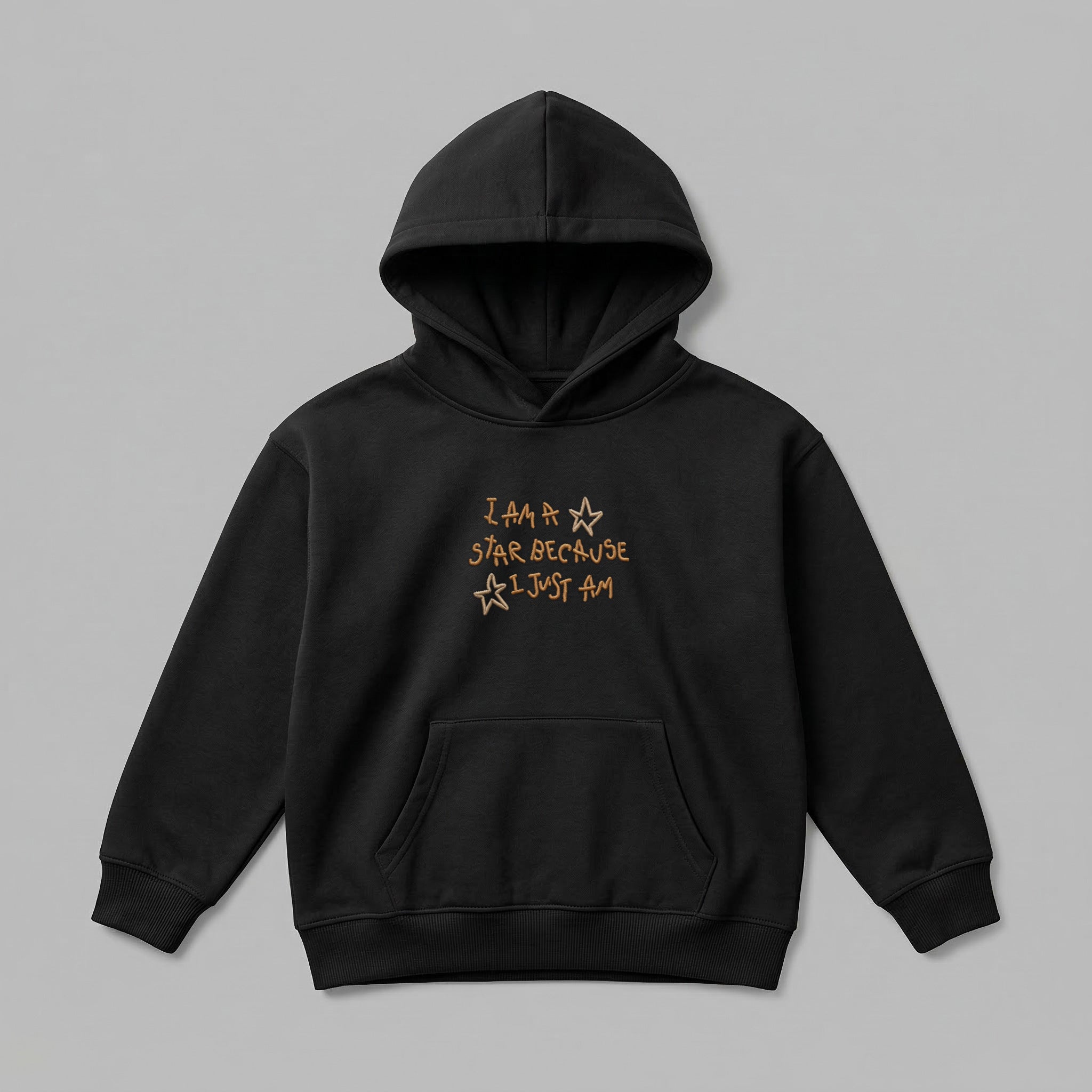 Miniklerin stiline özgüven katan, siyah renkli dökümlü oversize çocuk kapüşonlu sweatshirt. Üzerinde premium Alman nakış kalitesiyle işlenmiş 'I AM A STAR BECAUSE I JUST AM' yazısı ve yıldız figürleri bulunur. Oeko-Tex belgeli %100 pamuklu kalın kumaş yapısı formunu uzun süre korurken, iç yüzeyindeki yumuşaklık teni nazikçe sarar. Rahat kapüşonu ve kanguru cebiyle soğuk havalarda çocukların vazgeçilmez, şık ve dayanıklı günlük kıyafeti olacaktır.
