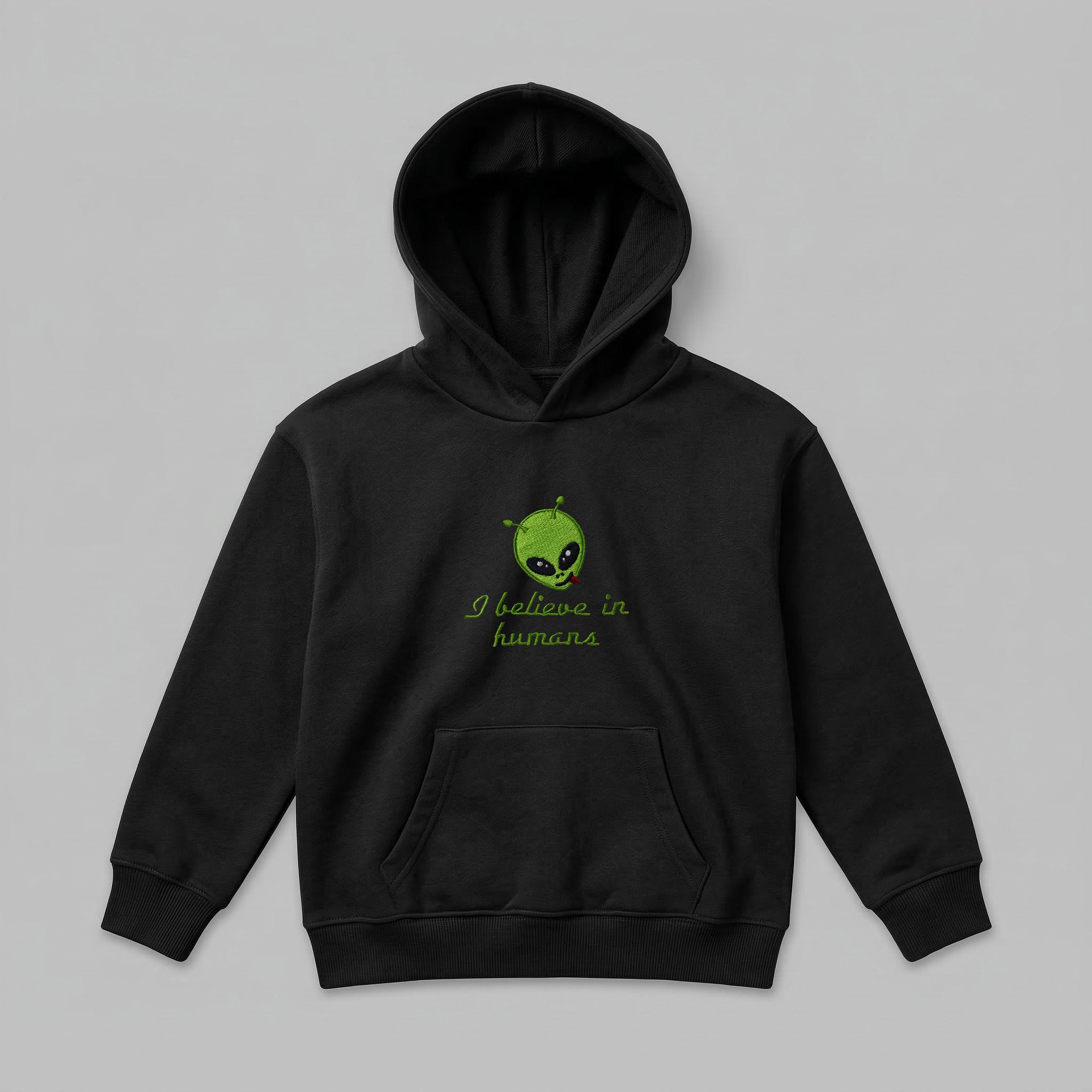 Siyah/Koyu füme renkli, Oeko-Tex sertifikalı kalın polar polar çocuk kapüşonlu sweatshirt (hoodie). Göğüs kısmında dil çıkaran sevimli yeşil uzaylı kafası ve "I believe in humans" yeşil nakışlı yazısı bulunur. İçi şardonlu dokusu kışın rüzgarı keser, sıcak tutar ve terletmez. Fermuarsız tasarımı, kanguru cebi ve yüksek kalite Alman işçiliğiyle üretilmiş premium kışlık çocuk sweatshirt detayı.