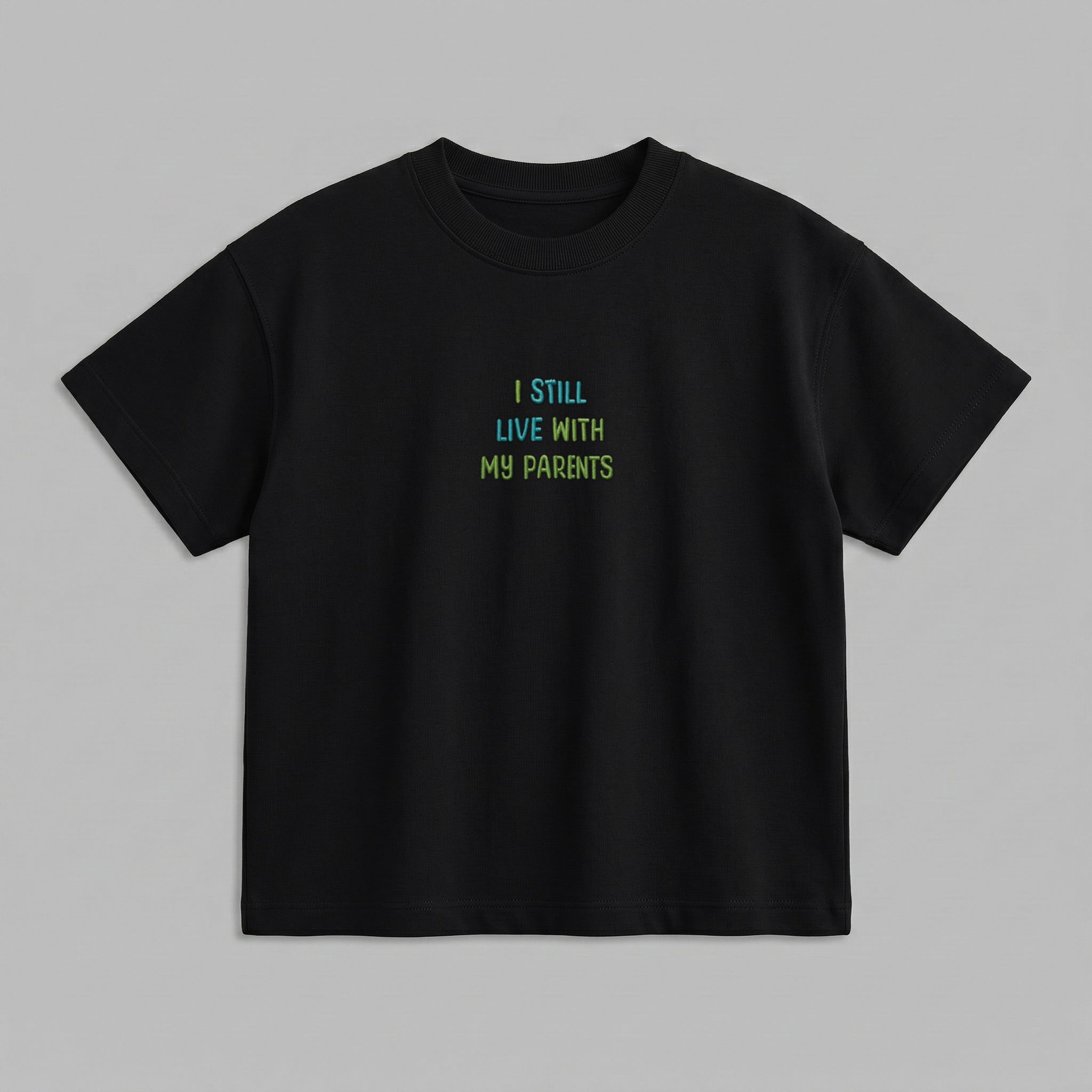 Siyah renkli, dökümlü oversize kesimiyle miniklerin stiline modern bir hava katan çocuk tişörtü. Üzerinde "I STILL LIVE WITH MY PARENTS" yazılı, yüksek kaliteli Alman nakış tasarımı yer alır. Oeko-Tex sertifikalı %100 pamuklu heavyweight kumaşı, tok duruşuna rağmen teni nazikçe saran bir yumuşaklığa sahiptir. Esnek yakası ve geniş kalıbı sayesinde oyun sırasında maksimum hareket konforu sağlar. Sağlıklı, dayanıklı ve eğlenceli premium çocuk giyimi arayan ebeveynler için en kaliteli tercihlerden biridir.