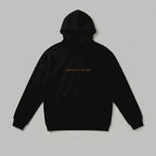 Siyah renkli, Oeko-Tex sertifikalı kalın polar yetişkin kapüşonlu sweatshirt. Göğüs kısmında hardal sarısı minimal fontla işlenmiş "I was forced to wear this" nakışı yer alır. İçi şardonlu dokusu kışın sıcak tutar, rüzgarı keser ve terletmez. Fermuarsız tasarımı, kanguru cebi ve birinci sınıf Alman nakış işçiliğiyle üretilmiştir. Babalar için esprili ve premium kışlık erkek sweatshirt tasarımı.