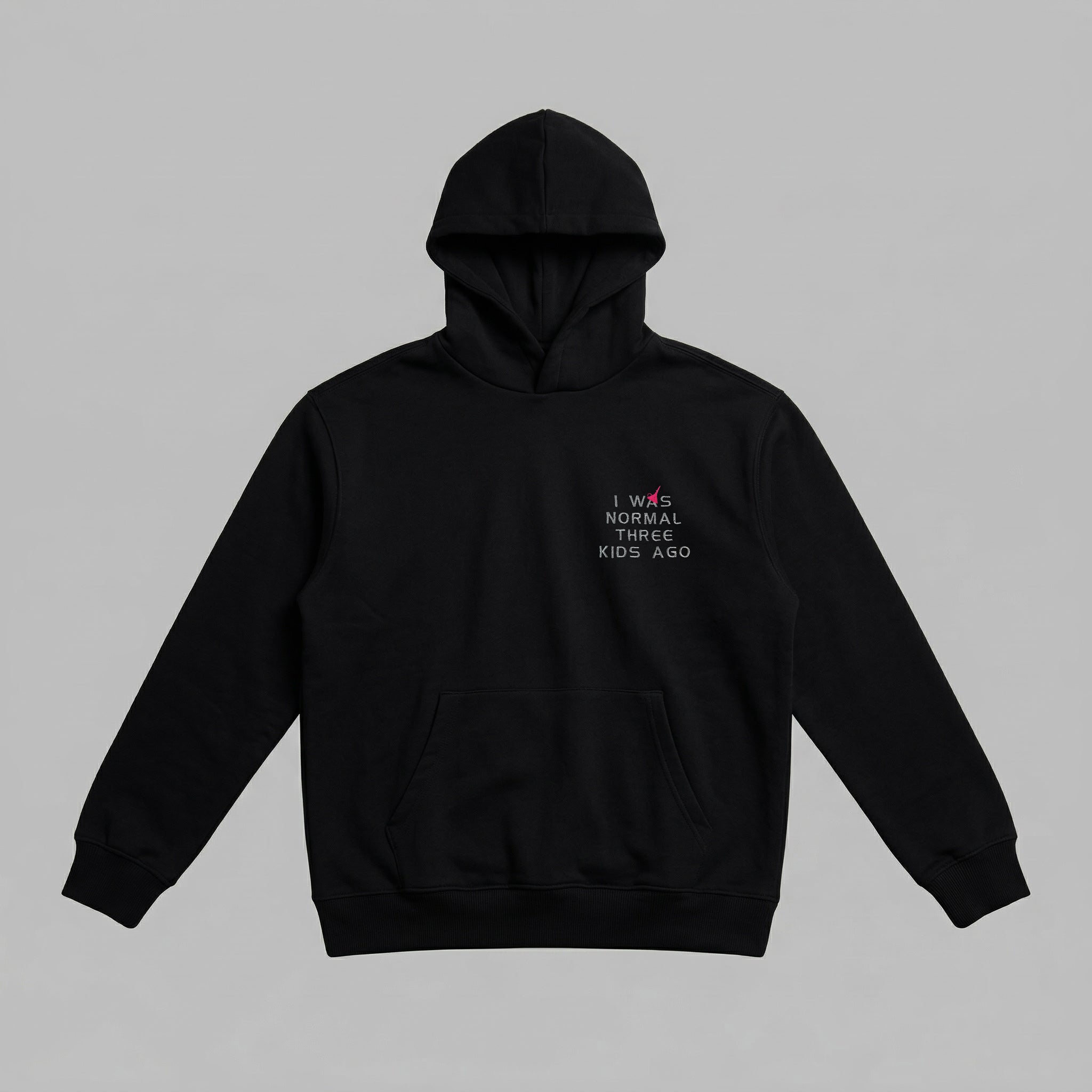 Eğlenceli tasarımıyla dikkat çeken, çocuk sayınıza göre kişiselleştirilebilen nakış detaylı siyah renkli yetişkin kapüşonlu sweatshirt. Yüksek kaliteli Alman işçiliği ile uygulanan "I was normal..." nakışı, ailenizin hikayesini stilinize taşır. İçi kalın şardonlu polar kumaşı ve Oeko-Tex onaylı rüzgar kesen yapısı, soğuk kış aylarında maksimum sıcaklık ve konfor sunar. Geniş kanguru cebi, esnek manşetleri ve nefes alan dayanıklı dokusuyla anne-babalar için harika bir premium kışlık giyim alternatifi.