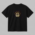 Siyah renkli, %100 pamuklu Oeko-Tex sertifikalı oversize çocuk t-shirt modeli. Göğüs kısmında canlı renklere sahip sevimli tüylü canavar figürü ve uyumlu renkte iplikle işlenmiş "I WOKE UP LIKE THIS" nakışı bulunur. Birinci sınıf Alman nakış işçiliği ile üretilmiştir. Tok duran heavyweight kumaşı, nefes alan ve terletmeyen dokusuyla her mevsim konforlu bir kullanım sağlayan, esprili tasarıma sahip premium çocuk t-shirt parçası.