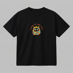 Siyah renkli, %100 pamuklu Oeko-Tex sertifikalı oversize çocuk t-shirt modeli. Göğüs kısmında canlı renklere sahip sevimli tüylü canavar figürü ve uyumlu renkte iplikle işlenmiş "I WOKE UP LIKE THIS" nakışı bulunur. Birinci sınıf Alman nakış işçiliği ile üretilmiştir. Tok duran heavyweight kumaşı, nefes alan ve terletmeyen dokusuyla her mevsim konforlu bir kullanım sağlayan, esprili tasarıma sahip premium çocuk t-shirt parçası.