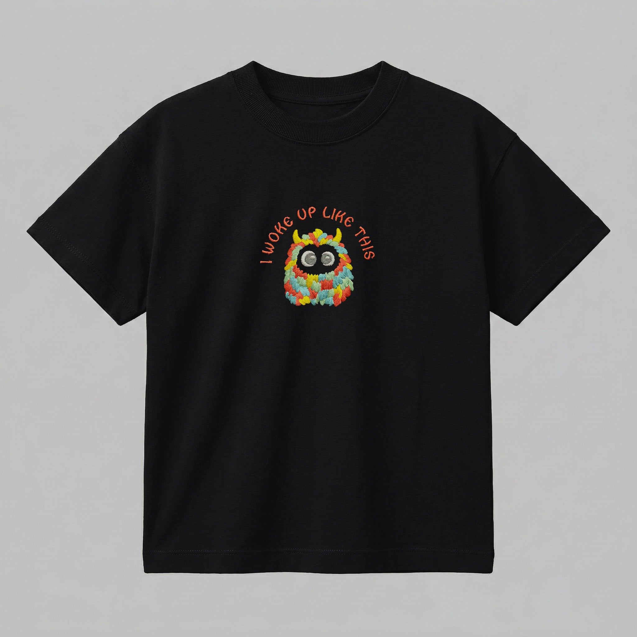 Siyah renkli, %100 pamuklu Oeko-Tex sertifikalı oversize çocuk t-shirt modeli. Göğüs kısmında canlı renklere sahip sevimli tüylü canavar figürü ve uyumlu renkte iplikle işlenmiş "I WOKE UP LIKE THIS" nakışı bulunur. Birinci sınıf Alman nakış işçiliği ile üretilmiştir. Tok duran heavyweight kumaşı, nefes alan ve terletmeyen dokusuyla her mevsim konforlu bir kullanım sağlayan, esprili tasarıma sahip premium çocuk t-shirt parçası.