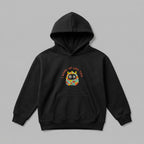 Siyah renkli, Oeko-Tex sertifikalı kalın polar çocuk kapüşonlu sweatshirt (hoodie). Göğüs kısmında canlı renkli tüylü canavar figürü ve uyumlu renkte iplikle işlenmiş "I WOKE UP LIKE THIS" nakışı bulunur. İçi şardonlu dokusu kışın sıcak tutarken nefes alan yapısıyla terletmez. Fermuarsız tasarımı, kanguru cebi, fitilli trims ve birinci sınıf Alman nakış işçiliği ile üretilmiş, konforlu ve esprili premium kışlık çocuk üst giyim parçası.