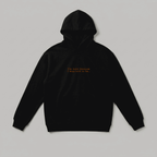 Siyah renkli, Oeko-Tex sertifikalı kalın polar erkek kapüşonlu sweatshirt. Göğsünde daktilo fontu ve kiremit rengi iplikle işlenmiş "I'm here because I was told to be..." nakışı bulunur. İçi şardonludur; sıcak tutar, rüzgarı keser ve terletmez. Kanguru cepli tasarımı ve yüksek kalite Alman nakış işçiliğiyle üretilmiş esprili, premium kışlık ürün.