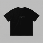 Siyah renkli, Oeko-Tex sertifikalı %100 pamuklu loose fit erkek tişörtü. Göğüs kısmında beyaz iplikle ve minimal fontla işlenmiş ikonik "I'm not sleeping, I'm resting my eyes" nakışı yer alır. Yüksek kalite Alman nakış işçiliği ile özenle hazırlanmıştır. Nefes alan heavyweight kumaşı terletmez, tok duruşuyla stil katar. Babalar için "deadpan" mizah anlayışına sahip premium bir hediye.