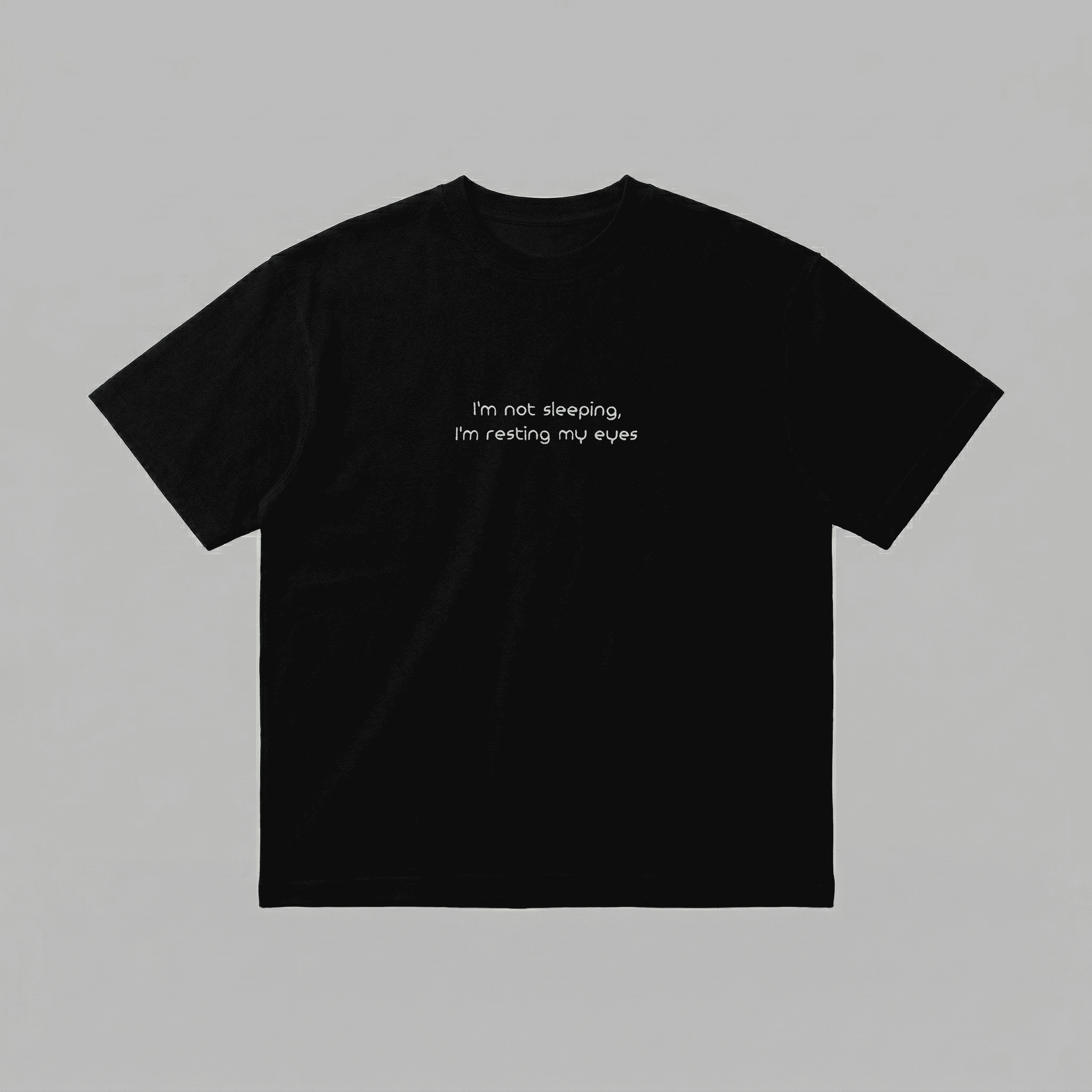 Siyah renkli, Oeko-Tex sertifikalı %100 pamuklu loose fit erkek tişörtü. Göğüs kısmında beyaz iplikle ve minimal fontla işlenmiş ikonik "I'm not sleeping, I'm resting my eyes" nakışı yer alır. Yüksek kalite Alman nakış işçiliği ile özenle hazırlanmıştır. Nefes alan heavyweight kumaşı terletmez, tok duruşuyla stil katar. Babalar için "deadpan" mizah anlayışına sahip premium bir hediye.