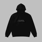Siyah renkli, Oeko-Tex sertifikalı kalın polar erkek kapüşonlu sweatshirt. Göğüs kısmında beyaz iplikle minimal fontta işlenmiş "I'm not sleeping, I'm resting my eyes" nakışı bulunur. İçi şardonludur; kışın sıcak tutar ve terletmez. Kanguru cepli tasarımı ve yüksek kalite Alman nakış işçiliği ile üretilmiştir. Babalar için mizahi detaylı, premium kışlık erkek sweatshirt tasarımı.