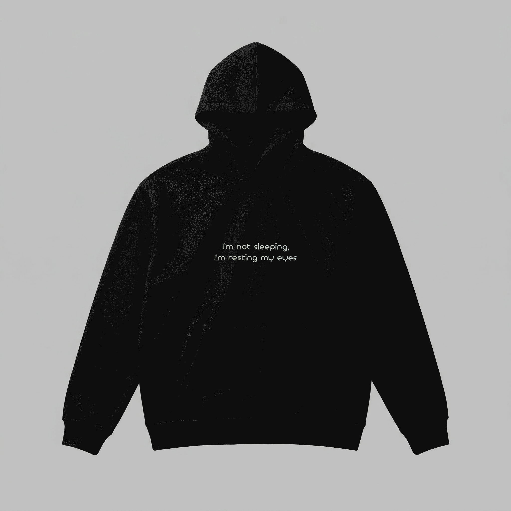 Siyah renkli, Oeko-Tex sertifikalı kalın polar erkek kapüşonlu sweatshirt. Göğüs kısmında beyaz iplikle minimal fontta işlenmiş "I'm not sleeping, I'm resting my eyes" nakışı bulunur. İçi şardonludur; kışın sıcak tutar ve terletmez. Kanguru cepli tasarımı ve yüksek kalite Alman nakış işçiliği ile üretilmiştir. Babalar için mizahi detaylı, premium kışlık erkek sweatshirt tasarımı.