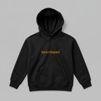Siyah renkli, Oeko-Tex sertifikalı kalın polar çocuk kapüşonlu sweatshirt. Göğsünde hardal sarısı iplikle işlenmiş "investment" nakışı bulunur. İçi şardonludur; rüzgarı keser, sıcak tutar ve terletmez. Kanguru cepli tasarımı ve yüksek kalite Alman nakış işçiliğiyle üretilmiş, ebeveyn-çocuk kombinlerine uygun premium kışlık ürün.