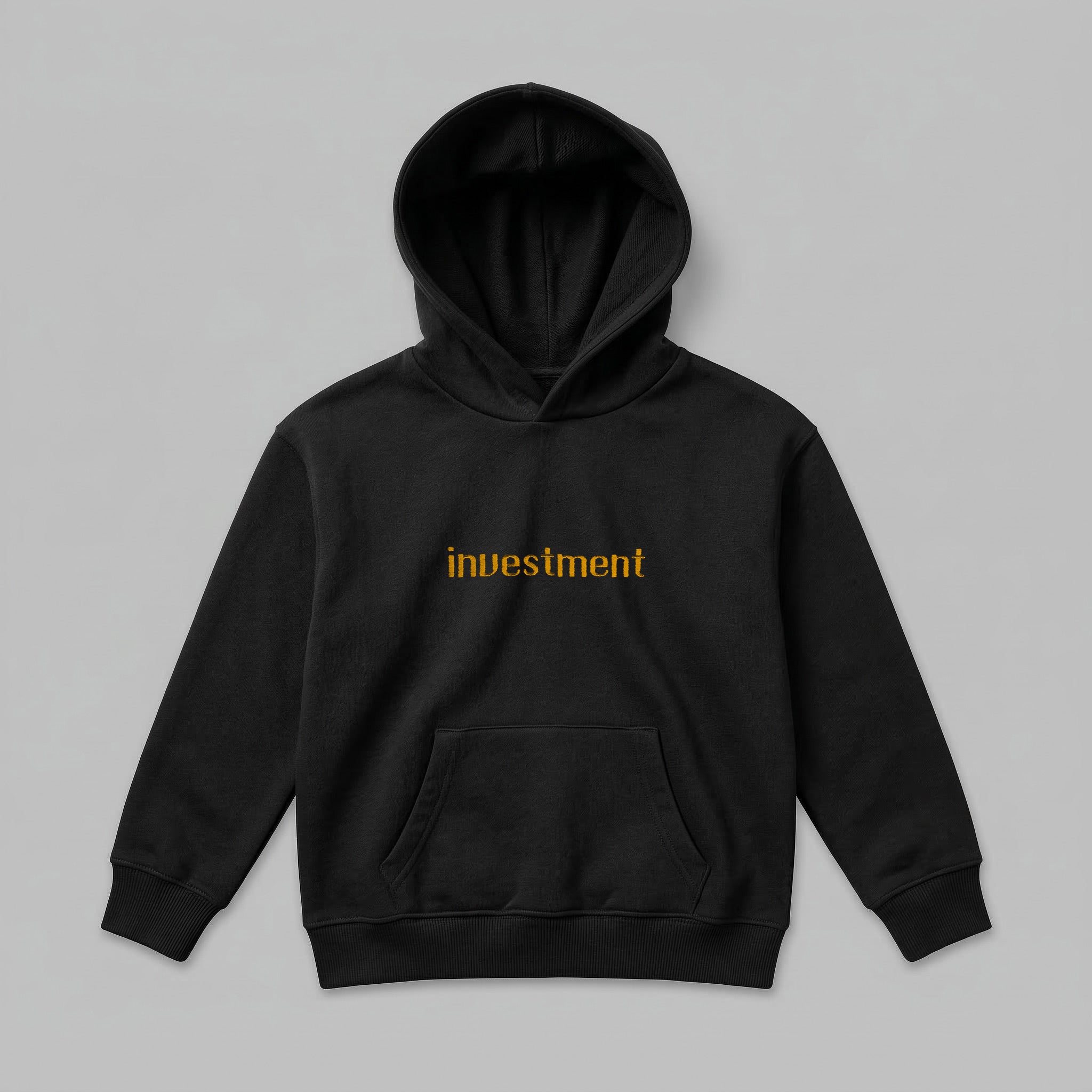 Siyah renkli, Oeko-Tex sertifikalı kalın polar çocuk kapüşonlu sweatshirt. Göğsünde hardal sarısı iplikle işlenmiş "investment" nakışı bulunur. İçi şardonludur; rüzgarı keser, sıcak tutar ve terletmez. Kanguru cepli tasarımı ve yüksek kalite Alman nakış işçiliğiyle üretilmiş, ebeveyn-çocuk kombinlerine uygun premium kışlık ürün.