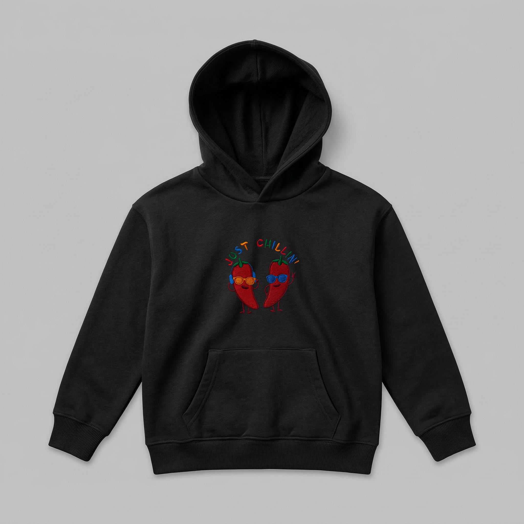 Siyah renkli kalın polar çocuk hoodie. Göğsünde renkli "JUST CHILLIN'" yazısı ve gözlüklü biber nakışı yer alır. İçi şardonlu dokusu kışın sıcak tutar, terletmez. Yüksek kalite Alman işçiliğiyle üretilmiş fermuarsız premium kışlık çocuk sweatshirt.