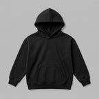 Çocuk giyim tasarımlarınızı mükemmel şekilde yansıtacak siyah renkli boş hoodie mockup görseli. Oeko-Tex standartlarına uygun, içi şardonlu kalın polar kumaşın pürüzsüz dokusunu sergiler. 2-7 yaş çocukları terletmeden sıcak tutan rüzgar kesici yapısı, geniş kanguru cebi ve dayanıklı ribana detayları ile öne çıkar. Kendi nakış veya baskı fikirlerinizi uygulamak, renk seçeneklerinizi müşterilerinize sunmak için ideal premium kapüşonlu sweatshirt matrahıdır.