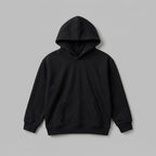 Kendi tasarımlarınızı oluşturabileceğiniz siyah renkli boş çocuk kapüşonlu sweatshirt mockup görseli. 2-7 yaş aralığına uygun kalıbı ve Oeko-Tex standartlarındaki rüzgar kesici kumaşıyla soğuk havalar için idealdir. İçi şardonlu kalın polar yapısı, görselde de hissedilen pürüzsüz dokusuyla terletmeden sıcak tutar. Kullanışlı ön cebi ve dayanıklı esnek detayları ile çocuk giyim koleksiyonunuzu sergilemek veya yeni fikirlerinizi denemek için kusursuz bir premium boş sweatshirt seçeneğidir.