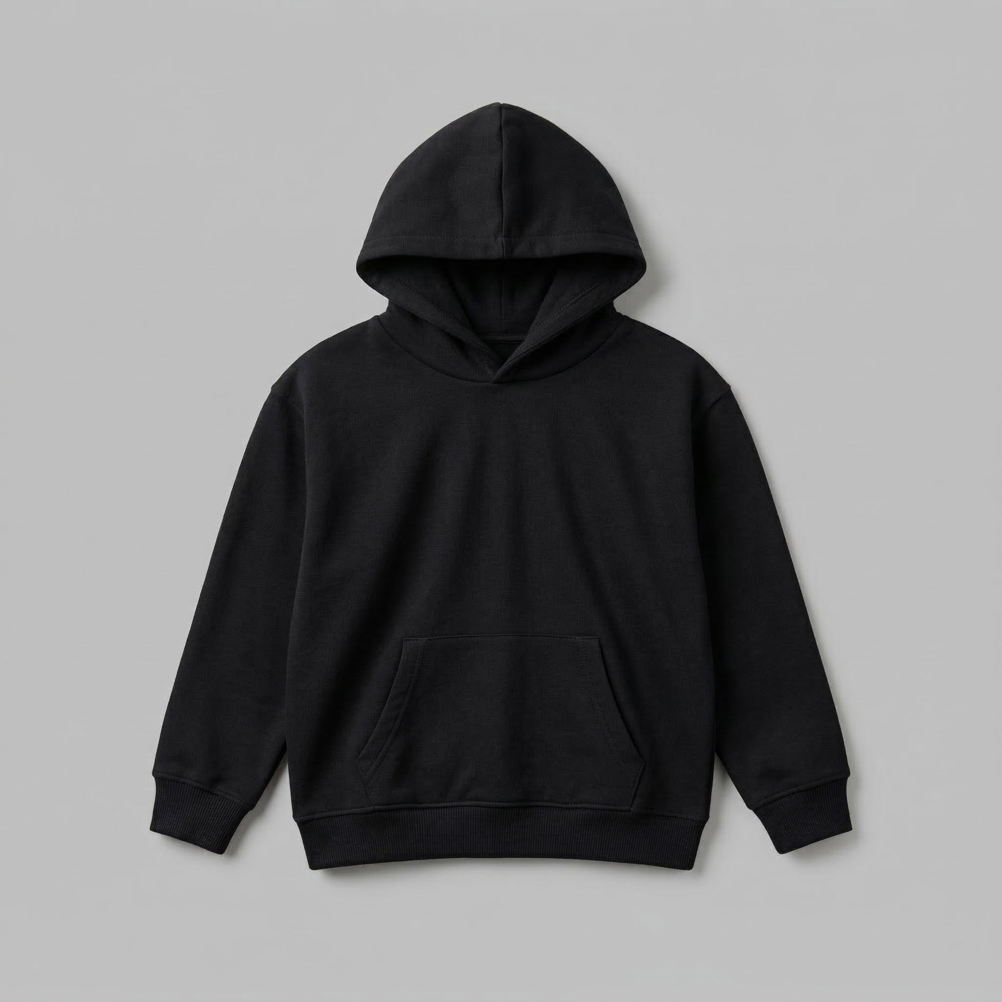 Kendi tasarımlarınızı oluşturabileceğiniz siyah renkli boş çocuk kapüşonlu sweatshirt mockup görseli. 2-7 yaş aralığına uygun kalıbı ve Oeko-Tex standartlarındaki rüzgar kesici kumaşıyla soğuk havalar için idealdir. İçi şardonlu kalın polar yapısı, görselde de hissedilen pürüzsüz dokusuyla terletmeden sıcak tutar. Kullanışlı ön cebi ve dayanıklı esnek detayları ile çocuk giyim koleksiyonunuzu sergilemek veya yeni fikirlerinizi denemek için kusursuz bir premium boş sweatshirt seçeneğidir.