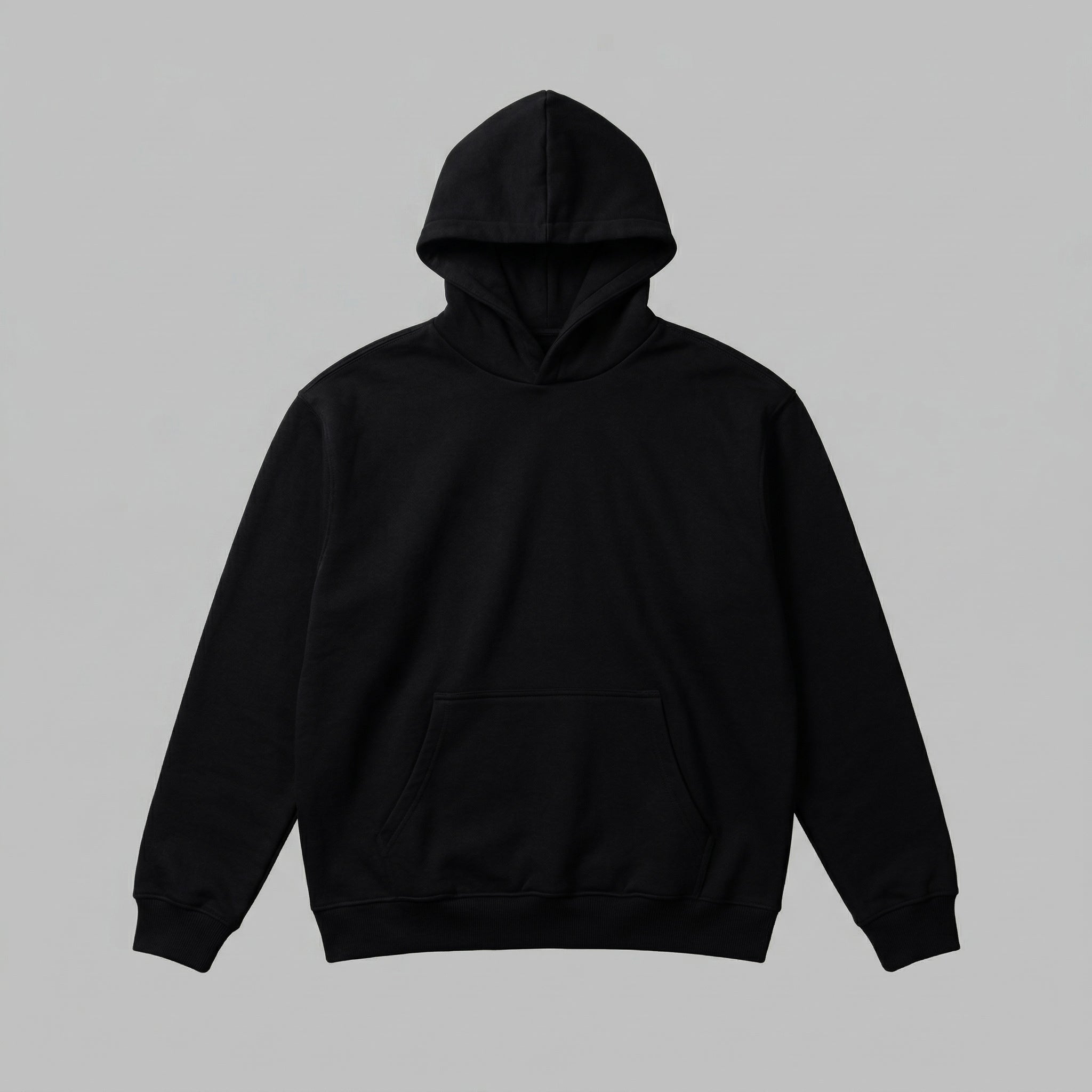 Kaliteli bir kışlık temel parça arayan yetişkinler için tasarlanmış siyah renkli boş kapüşonlu sweatshirt mockup görseli. Nefes alabilen ve terletmeyen Oeko-Tex sertifikalı şardonlu kumaşı, mükemmel sıcaklık ve konfor dengesi sunar. Düğmesiz ve fermuarsız rahat kesimi, kullanışlı ön cebi ile günlük şıklığı tamamlar. Kendi yaratıcı tasarımlarınızı test etmek veya ebeveyn koleksiyonunuzu sergilemek için kullanabileceğiniz yıpranmaya dayanıklı premium sweatshirt tuvali.