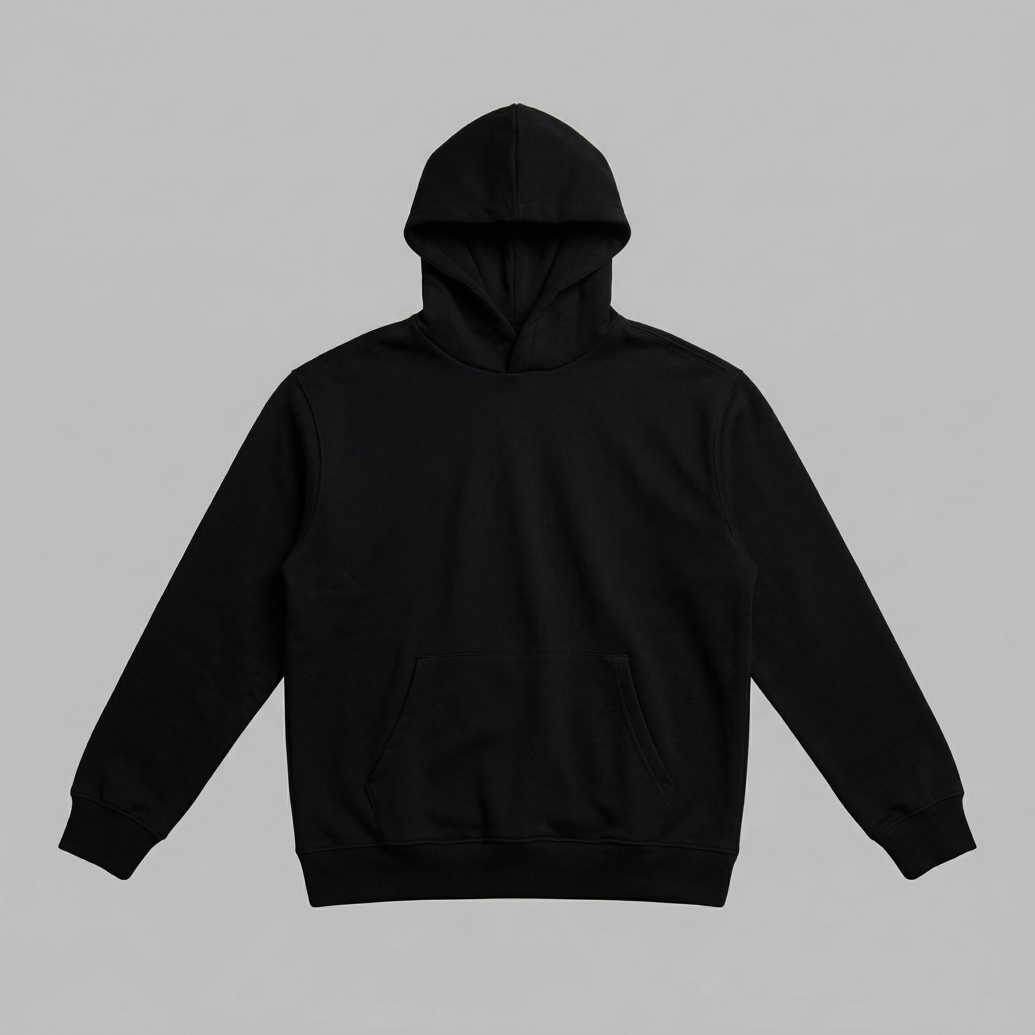 Kendi tasarımlarınızı oluşturabileceğiniz veya "Better Together" gibi nakış seçenekleri sunabileceğiniz siyah renkli boş yetişkin kapüşonlu sweatshirt mockup görseli. Oeko-Tex standartlarına uygun, içi şardonlu kalın polar kumaşın pürüzsüz dokusunu ve kalitesini sergiler. Terletmeden sıcak tutan rüzgar kesici yapısı, geniş kanguru cebi ve dayanıklı ribana detayları ile öne çıkar. Yetişkin giyim koleksiyonunuzu sergilemek veya yeni ebeveyn kombin fikirlerinizi denemek için kusursuz bir premium boş sweatshirt