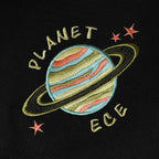 Siyah renkli isme özel çocuk kapüşonlu sweatshirt modelinin gezegen nakış detayını gösteren yakın çekim. 'PLANET ECE' örneği, yüksek kaliteli Alman nakış işçiliğinin kusursuz ve canlı dokusunu öne çıkarır. Oeko-Tex sertifikalı tok kumaş üzerine işlenen renkli iplikler yıkamaya karşı ekstra dayanıklıdır. Çocukların hassas tenine zarar vermeyen premium kişiselleştirme sunar.
