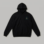 Siyah renkli, kişiye özel nakışlı dökümlü oversize kapüşonlu sweatshirt. Dairesel fanclub tasarımının içine kendi belirlediğiniz metni (maks. 8 karakter) premium Alman nakış kalitesiyle yazdırabilirsiniz. %100 pamuklu, Oeko-Tex belgeli ağır gramajlı kumaşı formunu korurken üstün yumuşaklık sunar. Kanguru cebiyle rahatlık sağlayan, kendi tarzınızı yansıtabileceğiniz özel üretim bir parçadır.