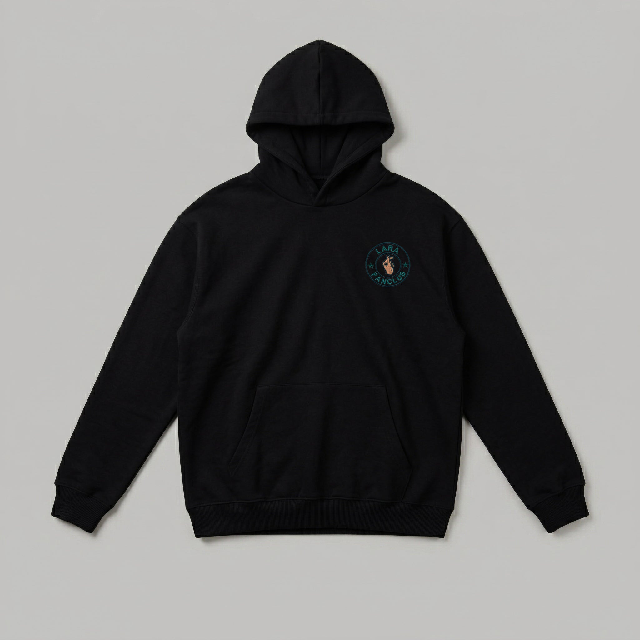 Siyah renkli, kişiye özel nakışlı dökümlü oversize kapüşonlu sweatshirt. Dairesel fanclub tasarımının içine kendi belirlediğiniz metni (maks. 8 karakter) premium Alman nakış kalitesiyle yazdırabilirsiniz. %100 pamuklu, Oeko-Tex belgeli ağır gramajlı kumaşı formunu korurken üstün yumuşaklık sunar. Kanguru cebiyle rahatlık sağlayan, kendi tarzınızı yansıtabileceğiniz özel üretim bir parçadır.