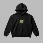 Miniklerin stiline renk katacak siyah renkli, isme özel premium çocuk kapüşonlu sweatshirt kapak görseli. 'PLANET ECE' örneğiyle sunulan bu şablonu, çocuğunuzun ismini yazarak yüksek kalite Alman nakışıyla tamamen kişiselleştirebilirsiniz. Oeko-Tex sertifikalı %100 pamuklu ağır gramajlı kumaşı kışın sıcacık tutar. Kanguru cebi ve esnek ribana manşetleriyle çocuklara maksimum konfor sağlayan kalıcı bir hediyedir.