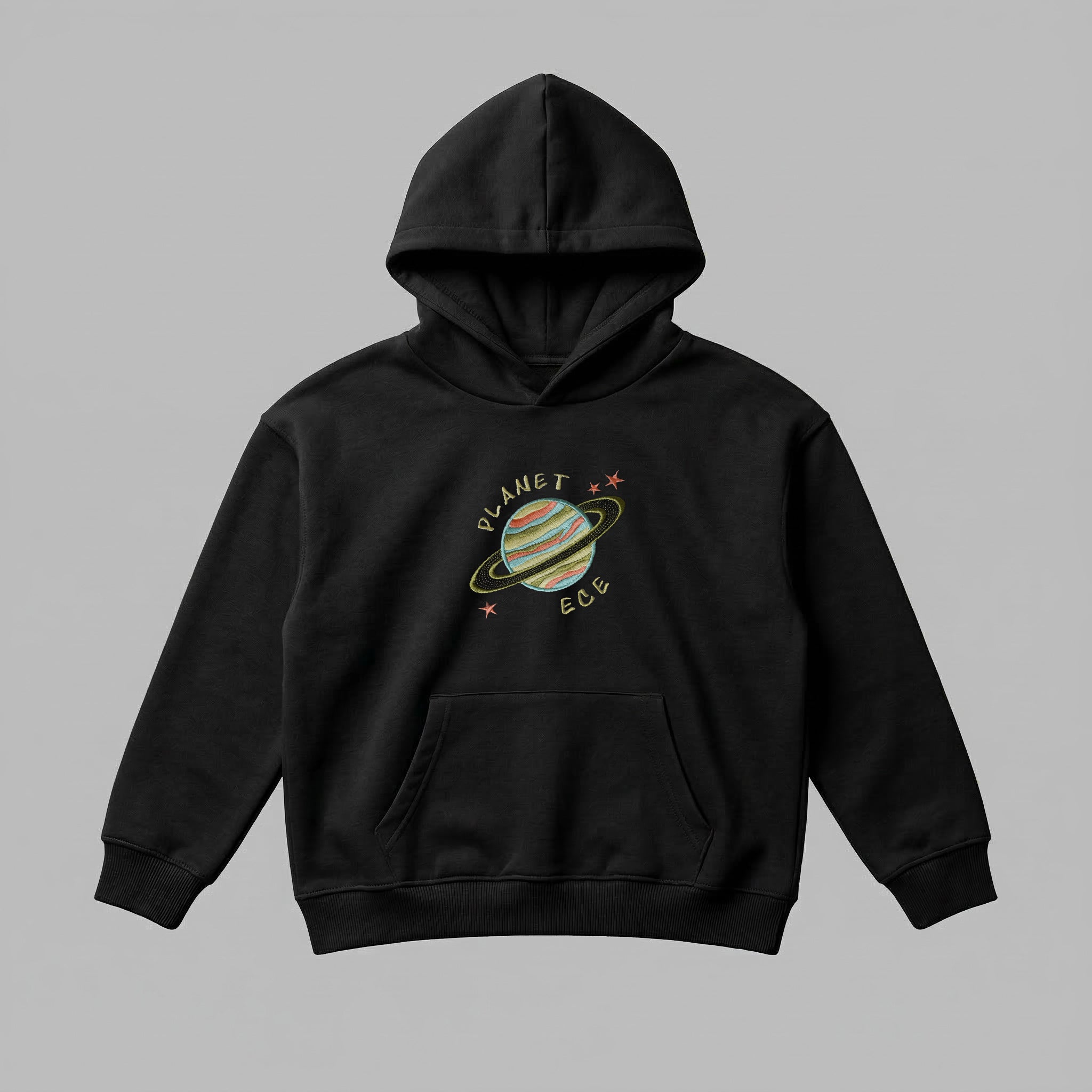 Miniklerin stiline renk katacak siyah renkli, isme özel premium çocuk kapüşonlu sweatshirt kapak görseli. 'PLANET ECE' örneğiyle sunulan bu şablonu, çocuğunuzun ismini yazarak yüksek kalite Alman nakışıyla tamamen kişiselleştirebilirsiniz. Oeko-Tex sertifikalı %100 pamuklu ağır gramajlı kumaşı kışın sıcacık tutar. Kanguru cebi ve esnek ribana manşetleriyle çocuklara maksimum konfor sağlayan kalıcı bir hediyedir.