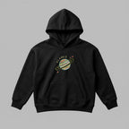 Kişiye özel tasarım sayfasında yer alan siyah renkli, dökümlü çocuk kapüşonlu sweatshirt mockup görseli. Ebeveynler renkli gezegen ve yıldız işlemeli bu modelin altına isim yazarak premium Alman nakış kalitesiyle kendi özgün tasarımlarını yaratabilirler. %100 pamuklu heavyweight kumaşı formunu uzun süre korurken, esnek ribana manşetleri ile çocuklara maksimum hareket konforu sağlar. Eğlenceli ve sağlıklı bir hediye alternatifidir.