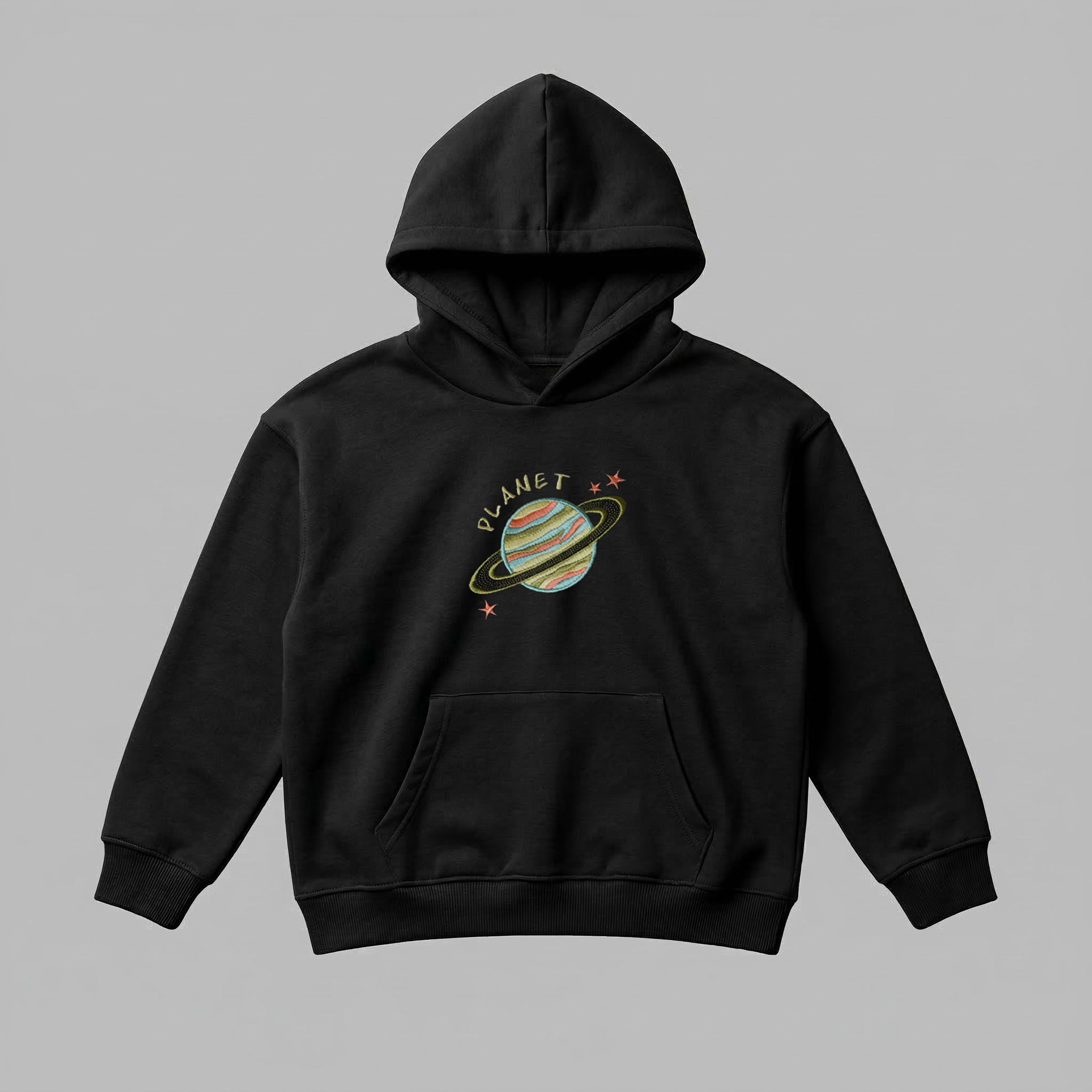 Kişiye özel tasarım sayfasında yer alan siyah renkli, dökümlü çocuk kapüşonlu sweatshirt mockup görseli. Ebeveynler renkli gezegen ve yıldız işlemeli bu modelin altına isim yazarak premium Alman nakış kalitesiyle kendi özgün tasarımlarını yaratabilirler. %100 pamuklu heavyweight kumaşı formunu uzun süre korurken, esnek ribana manşetleri ile çocuklara maksimum hareket konforu sağlar. Eğlenceli ve sağlıklı bir hediye alternatifidir.
