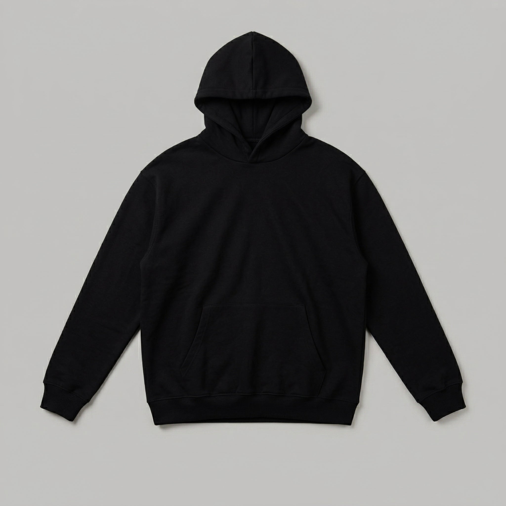 Siyah renkli, kişiye özel Legendaddy nakışlı dökümlü oversize kapüşonlu sweatshirt. Canlı önizleme aracıyla nakış fontunu seçip baba olma yılınızı yazarak kendi tasarımınızı premium Alman nakış kalitesiyle ürüne yansıtabilirsiniz. %100 pamuklu, Oeko-Tex belgeli ağır gramajlı kumaşı formunu korurken üstün konfor sunar. Babalar için özenle düşünülmüş, dayanıklı ve şık bir hediye alternatifidir.