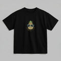 Siyah renkli, %100 pamuklu Oeko-Tex sertifikalı oversize çocuk t-shirt modeli. Göğüs kısmında mavi güneş gözlüklü havalı ananas figürü ve uyumlu renkte iplikle işlenmiş "LOOKIN' PINE" nakışı bulunur. Birinci sınıf Alman nakış işçiliği ile üretilmiştir. Tok duran heavyweight kumaşı, nefes alan ve terletmeyen dokusuyla her mevsim konforlu bir kullanım sağlayan, esprili tasarıma sahip premium çocuk t-shirt parçası.