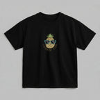 Siyah renkli, %100 pamuklu Oeko-Tex sertifikalı oversize çocuk t-shirt modeli. Göğüs kısmında mavi güneş gözlüklü havalı ananas figürü ve uyumlu renkte iplikle işlenmiş "LOOKIN' PINE" nakışı bulunur. Birinci sınıf Alman nakış işçiliği ile üretilmiştir. Tok duran heavyweight kumaşı, nefes alan ve terletmeyen dokusuyla her mevsim konforlu bir kullanım sağlayan, esprili tasarıma sahip premium çocuk t-shirt parçası.