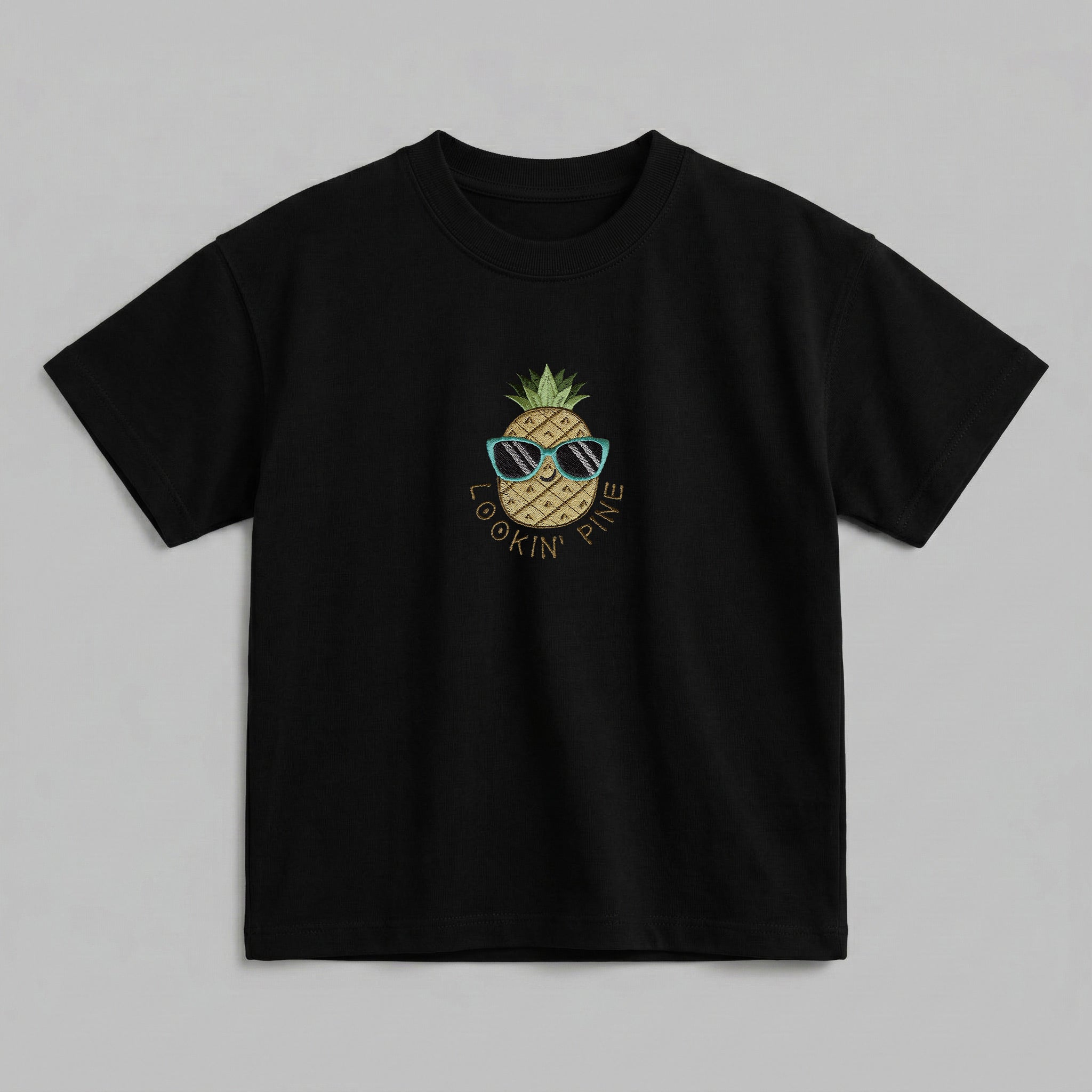 Siyah renkli, %100 pamuklu Oeko-Tex sertifikalı oversize çocuk t-shirt modeli. Göğüs kısmında mavi güneş gözlüklü havalı ananas figürü ve uyumlu renkte iplikle işlenmiş "LOOKIN' PINE" nakışı bulunur. Birinci sınıf Alman nakış işçiliği ile üretilmiştir. Tok duran heavyweight kumaşı, nefes alan ve terletmeyen dokusuyla her mevsim konforlu bir kullanım sağlayan, esprili tasarıma sahip premium çocuk t-shirt parçası.
