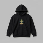 Mavi güneş gözlüklü havalı ananas ve "LOOKIN' PINE" nakışlı, siyah renkli premium polar çocuk hoodie. Oeko-Tex sertifikalı kalın polar kumaş, Alman nakış işçiliği. Esprili tasarıma sahip konforlu çocuk kışlık giyim parçası.