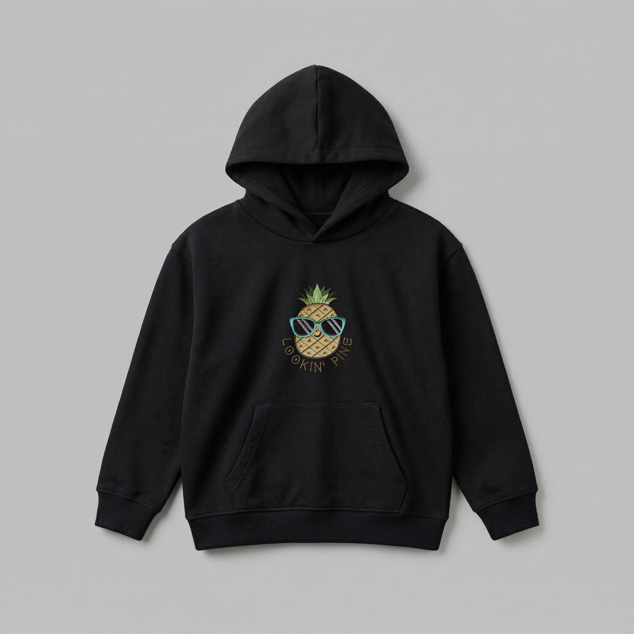 Mavi güneş gözlüklü havalı ananas ve "LOOKIN' PINE" nakışlı, siyah renkli premium polar çocuk hoodie. Oeko-Tex sertifikalı kalın polar kumaş, Alman nakış işçiliği. Esprili tasarıma sahip konforlu çocuk kışlık giyim parçası.