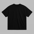 Kişiye özel "Legendaddy" tasarım sayfasında kullanılan siyah renkli, premium loose fit kesim yetişkin pamuk tişört mockup tabanı. %100 pamuklu heavyweight tok kumaşı formunu korurken, müşterilerin kendi baba olma yılı ve Legendaddy yazı tipi seçimlerini canlı önizleme aracıyla gerçeğe en yakın şekilde görmelerini sağlar. Sağlıklı ve konforlu bir kişiselleştirme deneyimi sunar.