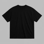 Kişiye özel "Legendaddy" tasarım sayfasında kullanılan siyah renkli, premium loose fit kesim yetişkin pamuk tişört mockup tabanı. %100 pamuklu heavyweight tok kumaşı formunu korurken, müşterilerin kendi baba olma yılı ve Legendaddy yazı tipi seçimlerini canlı önizleme aracıyla gerçeğe en yakın şekilde görmelerini sağlar. Sağlıklı ve konforlu bir kişiselleştirme deneyimi sunar.