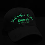Şapka üzerine karanlıkta parlayan (glow-in-the-dark) özel iplikle işlenmiş nakışın gece görünümü. Gotik fontlu "Midnight Dads Squad" ve altındaki "NO NEGOTIATIONS" yazısı karanlıkta fosforlu yeşil bir ışık yayarak dikkat çekici ve iddialı bir stil sunar.