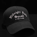 Siyah renkli, içi ve dışı %100 pamuklu premium beyzbol şapkası. Ön panelinde karanlıkta parlayan (glow-in-the-dark) özel iplikle gotik fontta işlenmiş "Midnight Dads Squad" ve "NO NEGOTIATIONS" nakışı bulunur. Birinci sınıf Alman nakış ipliği ile üretilmiştir. Nefes alan pamuklu dokusu terletmez. Geceleri parlayan esprili tasarımıyla babalar için özel üretilmiş iddialı günlük aksesuar.